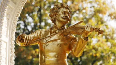 Das vergoldete Johann-Strauß-Denkmal in Wien. | Bild: picture-alliance/dpa