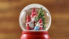 Wichtel sitzen in einer Schneekugel aus Glas | Bild: colourbox.com