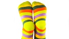 Quietschbunte geringelte Socken. | Bild: colourbox.com