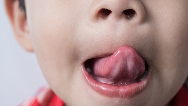 Ein Junge leckt sich mit der Zunge über die Lippen | Bild: colourbox.com