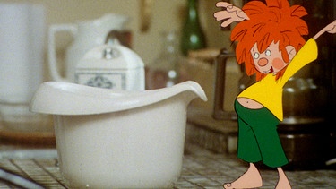 Folge 22: Der verhängnisvolle Schlagrahm / Pumuckl isst erst Schlagrahm und macht sich dann über eine Flasche Magenbitter her, damit ihm nicht schlecht wird. | Bild: BR/Infafilm GmbH/Original-Entwurf "Pumuckl"-Figur: Barbara von Johnson