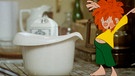 Folge 22: Der verhängnisvolle Schlagrahm / Pumuckl isst erst Schlagrahm und macht sich dann über eine Flasche Magenbitter her, damit ihm nicht schlecht wird. | Bild: BR/Infafilm GmbH/Original-Entwurf "Pumuckl"-Figur: Barbara von Johnson