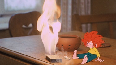 Das Spiel mit dem Feuer (47) / Ungehorsam muss bestraft werden. Pumuckl bedrängt Meister Eder, ihm Streichhölzer zum Spielen zu geben, denn das Feuer im Werkstattofen hat ihn fasziniert. Eder erklärt ihm, welche Folgen Unachtsamkeit im Umgang mit Streichhölzern haben kann. Als Eder zu einem Kunden gerufen wird, entdeckt Pumuckl in der Küche Zündhölzer. Ein verhängnisvoller Fund... | Bild: BR/Infafilm GmbH/Original-Entwurf "Pumuckl"-Figur: Barbara von Johnson