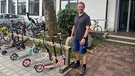 Franz Knoll, der Hausmeister der Grundschule Fahrenzhausen vor dem von ihm selbst gebauten Rollerständer | Bild: BR | Veronika Baum