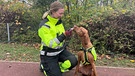 Hundestaffelführerin Jenny Füchsel mit ihrem Hund Romy | Bild: BR | Martina Sommerer