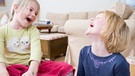 Zwei Mädchem lachen sehr herzlich miteinander. | Bild: colourbox.com