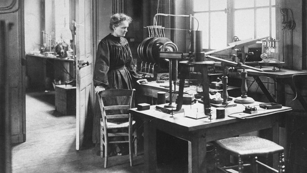 Marie Curie im Labor. Sie ist eine der bedeutendsten Wissenschaftlerinnen der Geschichte: Sie entdeckte radioaktive Elemente, war die erste Professorin Europas und erhielt zwei Nobelpreise: für Physik und Chemie. | Bild: BR/INTER/AKTION