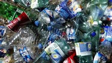 Eine Sammelstelle für Plastikflaschen.   | Bild: colourbox.com