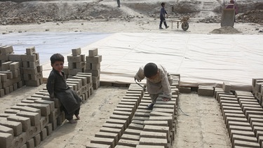 In Afghanistan müssen fast 20 Prozent der Kinder arbeiten - hier in einer Ziegelfabrik.  | Bild: dpa-Bildfunk | Saifurahman Safi
