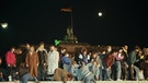 Menschen auf der Mauer in Berlin am 9.11.1989 | Bild: picture-alliance/dpa