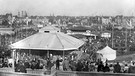 Blick auf das Oktoberfest in München. Links im Hintergrund die Frauenkirche (undatierte Aufnahme). | Bild: SZ Photo/Süddeutsche Zeitung Photo