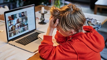 Ein Grundschüler sitzt im Januar 2021 zuhause vor dem Bildschirm und nimmt mit einem Laptop am Onlineunterricht mit dem Lehrer teil. | Bild: picture alliance/dpa/dpa-Zentralbild | Annette Riedl