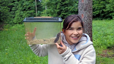 Wo ist die Bayerische Kurzohrmaus? | Anna mit einem der seltensten Säugetiere der Welt, einer Bayerischen Kurzohrmaus. | Bild: BR | Text und Bild Medienproduktion GmbH & Co. KG | David Stille