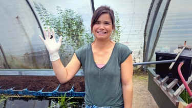 Sind Blutegel eklig? | Anna traut sich, einen hungrigen Blutegel auf die Hand zu nehmen. Ohne den schützenden Handschuh, würde der Wurm sofort versuchen, ihr Blut zu trinken. | Bild: BR/Text und Bild Medienproduktion GmbH & Co. KG/Katharina Brackmann