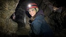 Nachwuchs bei den Hufeisennasen | Anna seilt sich in einer Höhle nahe Hohenburg ab, in der die Fledermäuse "Große Hufeisennasen" wohnen. | Bild: BR | Text und Bild Medienproduktion GmbH & Co. KG | Katja Schübl