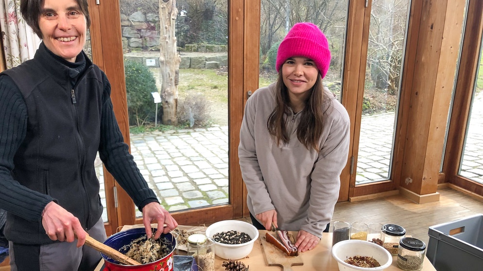 Futter für die Wintervögel | Anna (rechts) und Angelika bereiten Futter für die Wintervögel zu. Dabei haben die Vögel unterschiedliche Vorlieben (Angelika Nelson). | Bild: BR | Text und Bild Medienproduktion GmbH & Co. KG | Marcella Müller