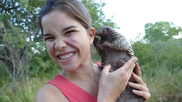 Das Tannenzapfentier | Das Pangolin hat eine feine Spürnase. Vielleicht haben sich in Annas Ohr ja ein paar Ameisen versteckt, ihre Hauptnahrung der Tannenzapfentiere.
| Bild: BR | Text und Bild Medienproduktion GmbH & Co. KG