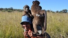 Das Zaubergras der Savanne | Pia spielt mit den Pavianen einer Wildtierstation in Namibia. Auch die ernähren sich hier vom Zaubergras der Savanne. | Bild: BR | Text und Bild Medienproduktion GmbH & Co. KG