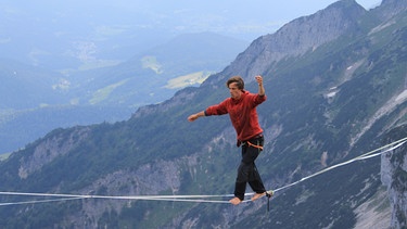 Spuren im Wald (Folge 4) | Showdown auf der Highline – Friedi balanciert auf einem Band über eine Schlucht. Natürlich gesichert.
| Bild: BR | Rechte bei Text und Bild Medienproduktion GmbH & Co. KG