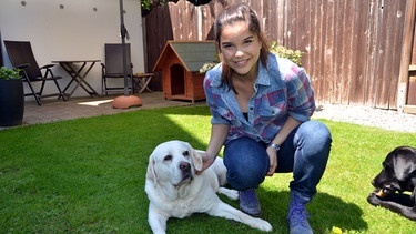 Labrador | Labradore sind echte Familienhunde und freunden sich schnell mit Anna an. | Bild: BR | Text und Bild Medienproduktion GmbH & Co. KG/F air F