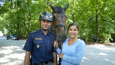 Ein Tag mit Polizeipferden | Anna darf Einsatzleiter Markus helfen, sein Pferd „Dior“ für die Patrouille im Englischen Garten fertigzumachen. | Bild: BR | Text und Bild Medienproduktion GmbH & Co.KG