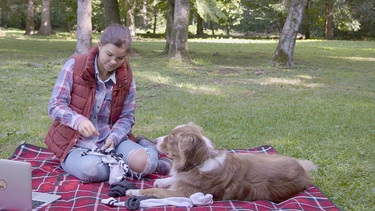 Tierspielzeug selbstgemacht | Anna arbeitet an einer Sockenkrake. Aus gebrauchten Socken lässt sich so ein tolles Hundespielzeug basteln. | Bild: BR | Text + Bild Medienproduktion GmbH & Co. KG