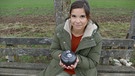 Wenn Haustiere sterben | Anna hält zum ersten Mal in ihrem Leben eine Urne in der Hand. Darin kann man die Asche seines verstorbenen Haustiers als Andenken aufbewahren.
| Bild: BR | Text und Bild Medienproduktion GmbH & Co.KG