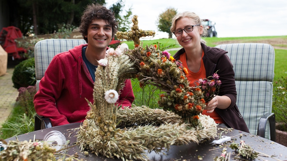 Der Erntedank-Check / Can bastelt eine Erntedankkrone mit Bäuerin Barbara Misthelga | Bild: BR / megaherz GmbH / HF Hopfner