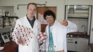 Der Salz-Check | Checker Can und Florian Scheffler beim Experimentieren mit Salz | Bild: BR | Megaherz GmbH | Florian Hofpner