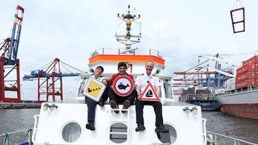 Wer-passt-auf-im-Hafen-Check / Checker Can in Hamburg mit den Wasserschutzpolizisten Katrin Kernic und Thorge Sörensen. | Bild: BR / megaherz GmbH