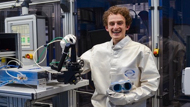 Der Laser-Check | Julian im Laser Zentrum Hannover. Weil Laserstahlen richtig gefährlich sein können, trägt Julian zur Sicherheit eine Spezialkleidung | Bild: BR | Megaherz GmbH | Fritz Schönegger