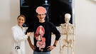 Der Organe-Check / Im Klinikum Rechts der Isar trifft Julian Ärztin Anna. | Bild: BR / megaherz GmbH