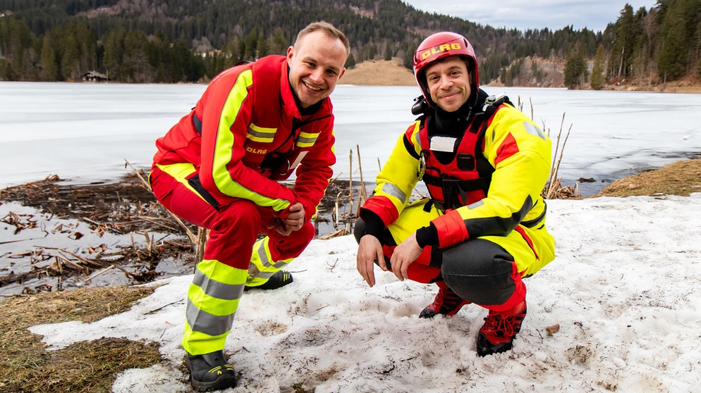 Tobi (rechts) checkt gemeinsam mit Flo von der DLRG, warum es gefählich ist, ins Eis einzubrechen. | Bild: BR/megaherz gmbh/Fritz Schönegger