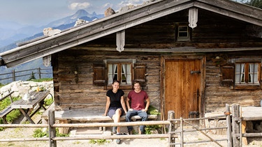 Der Berghütten-Check | Auf der Wildfeldalm hoch über dem Spitzingsee in den Alpen trifft Tobi die Sennerin Josefa. | Bild: BR | megaherz gmbh | Hans-Florian Hopfner