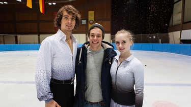 Der Eissport-Check | Checker Tobi (Mitte) mit dem Eiskunstlaufpaar Annabelle Prölß und Ruben Blommaert. | Bild: BR | megaherz gmbh | Hans-Florian Hopfner