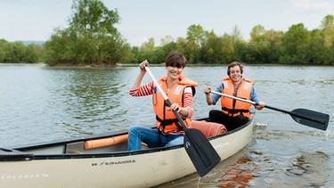 Der Fluss-Check / Checker Tobi ist mit der Geografin Veronika Blickle im Kanu auf dem Main. | Bild: BR/megaherz gmbh/Hans-Florian Hopfner