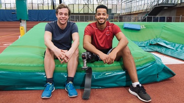 Der Sport mit Handicap-Check | Checker Tobi (li.) und Weitspringer León, der über sechs Meter springt. Tobi schafft nur etwas mehr als drei Meter. | Bild: BR | megaherz gmbh | Hans-Florian Hopfner