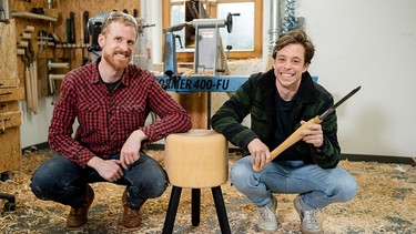 Der Holz-Check / Tobi (rechts) drechselt mit Holzkünstler Franz einen Hocker für seinen Kameramann. | Bild: BR/megaherz gmbh/Hans-Florian Hopfner