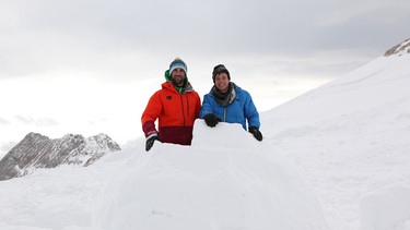 Der Iglu-Check | Checker  Tobi mit Iglu-Bauer Jan Wernet beim Iglu-Dorf auf der Zugspitze. | Bild: BR | megaherz gmbh | Hans-Florian Hopfner