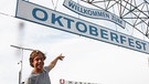 Der Oktoberfest-Check | Tobi hat eine ganze Menge Fragen zum Oktoberfest | Bild: BR | megaherz GmbH