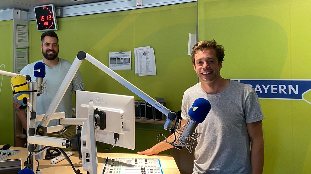 Der Radio-Check / Checker Tobi (rechts) zu Gast bei Sascha im Radio-Studio. | Bild: BR/megaherz gmbh/Judith Issig