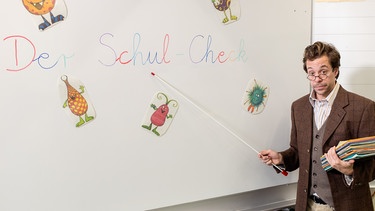 Der Schul-Check | Checker Tobi als strenger Lehrer. | Bild: BR/megaherz gmbh/Hans-Florian Hopfner