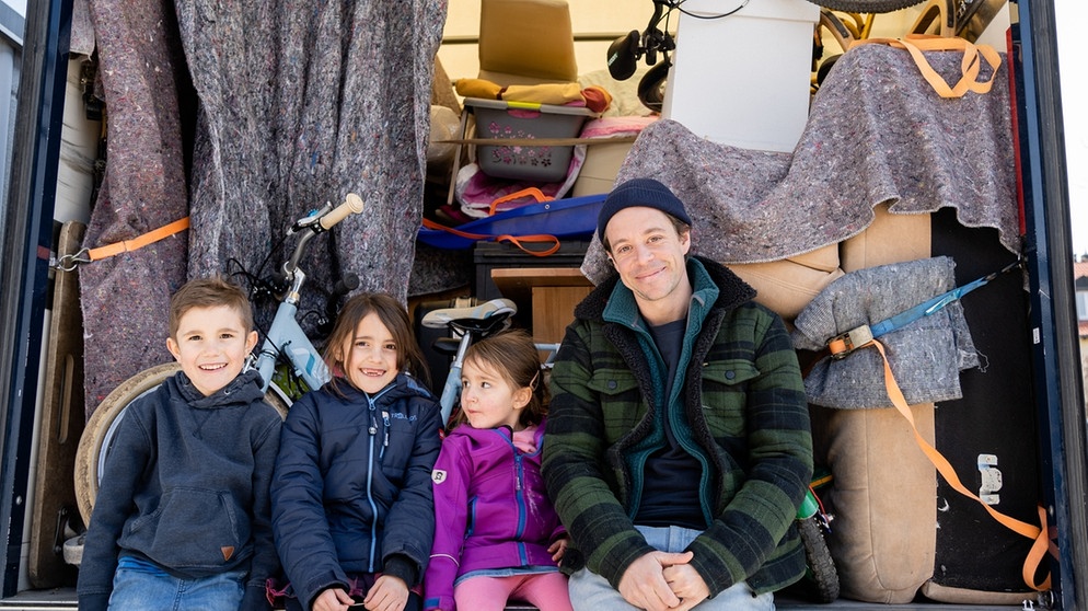 Der Umzugs-Check | Der Checker darf heute eine Familie mit vier Kindern beim Umzug von München nach Rosenheim begleiten und hilft natürlich auch beim Kistenschleppen.  | Bild: BR/megaherz gmbh/Hans-Florian Hopfner