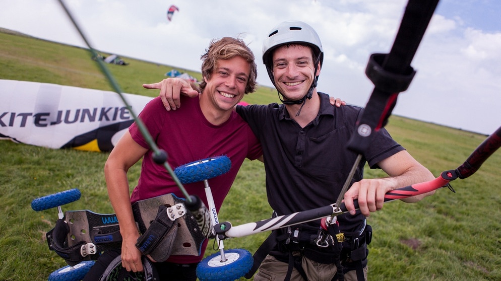 Der Wind-Check / Checker Tobi (links) mit Kite-Landboarder Yannick. | Bild: BR/megaherz gmbh/Hans-Florian Hopfner