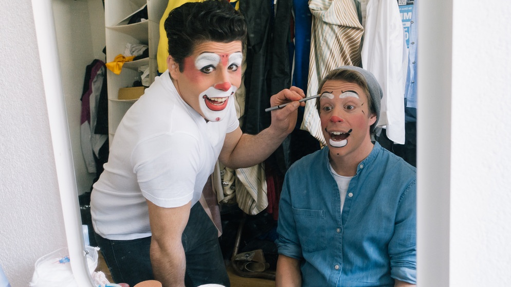 Der Zirkus-Check / Tobi (rechts) mit Clown Tonito Alexis. | Bild: BR/Hans-Florian Hopfner