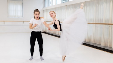 Der Ballett-Check | In der Ballettakademie München trifft Marina (links) Tanzstudentin Alica. Sie zeigt ihr, wie sie auf Spitzenschuhen tanzt.  | Bild: BR | megaherz gmbh | Hans-Florian Hopfner