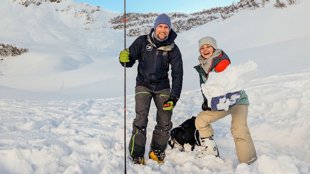 Der Lawinen-Check | Checkerin Marina mit Lawinen-Experte Lukas im Schnee. | Bild: BR | megaherz gmbh | Judith Issig