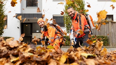 Der Herbst-Check | Mit Bünyamin findet Marina heute heraus, was mit dem Laub auf den Straßen passiert.  | Bild: BR/megaherz gmbh/Hans-Florian Hopfner