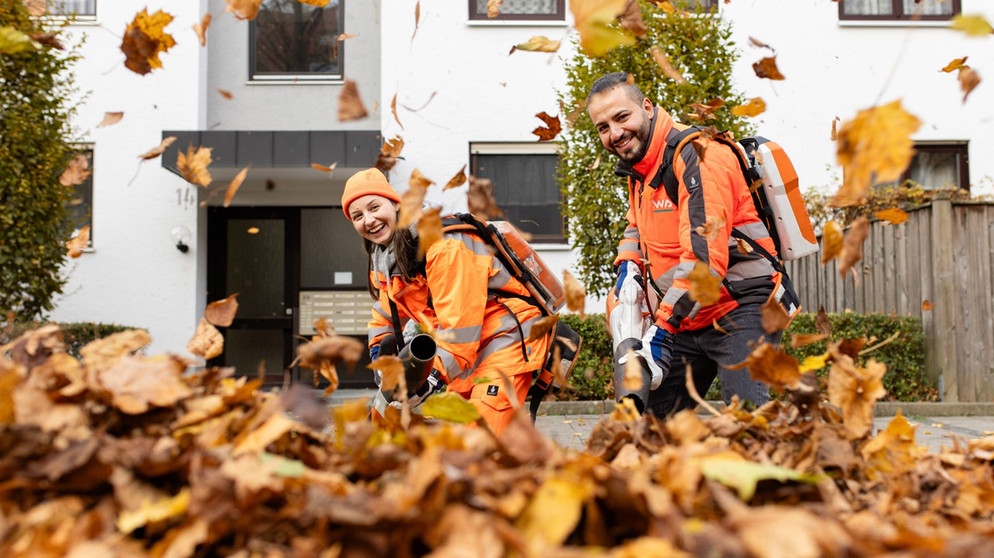 Der Herbst-Check | Mit Bünyamin findet Marina heute heraus, was mit dem Laub auf den Straßen passiert.  | Bild: BR/megaherz gmbh/Hans-Florian Hopfner