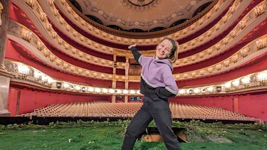 Der Opern-Check | In der Bayerischen Staatsoper München findet Checkerin Marina heraus, was in der Oper hinter der Bühne passiert. | Bild: BR | megaherz gmbh | Judith Issig